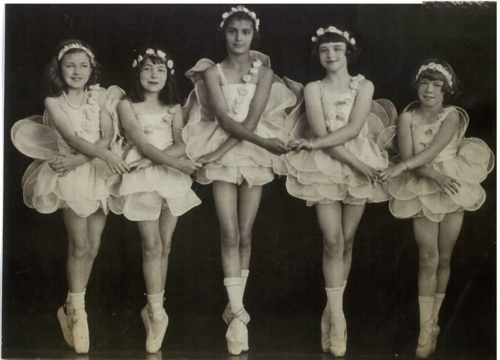 1935 Ballerinas Crop